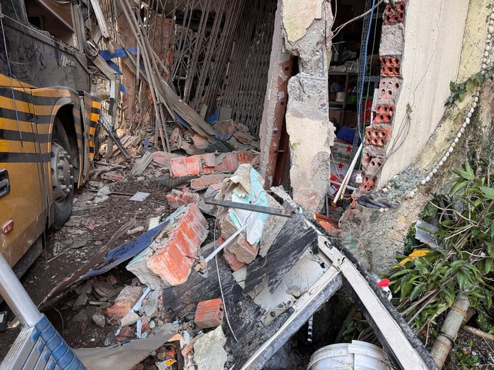 Cú tông mạnh, khiến cổng và một phần tường nhà bị đổ sập.