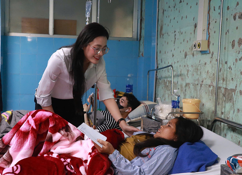 Hoa hậu Đinh Như Phương ân cần thăm hỏi động viên bệnh nhân nghèo đang điều trị nội trú tại Bệnh viện Hữu nghị Việt Nam-Cu Ba Đồng Hới.