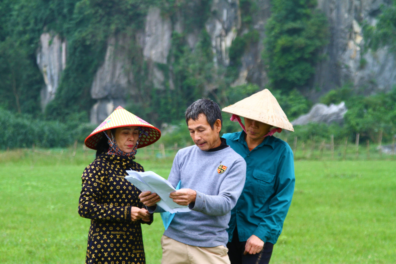 Người dân mất đất vẫn không biết lí do tại sao mình chưa nhận được tiền đền bù. Người dân mất đất vẫn không biết lí do tại sao mình chưa nhận được tiền đền bù.