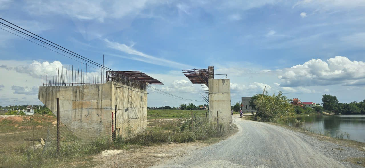 Một công trình vốn Trung ương dừng thi công nhiều năm tại Quảng Bình. Một công trình vốn Trung ương dừng thi công nhiều năm tại Quảng Bình.