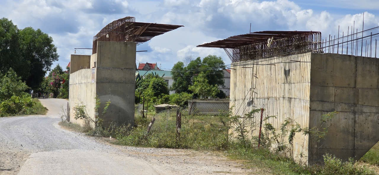 Một công trình bị dừng thi công gây lãng phí nguồn lực đầu tư công. Một công trình bị dừng thi công gây lãng phí nguồn lực đầu tư công.