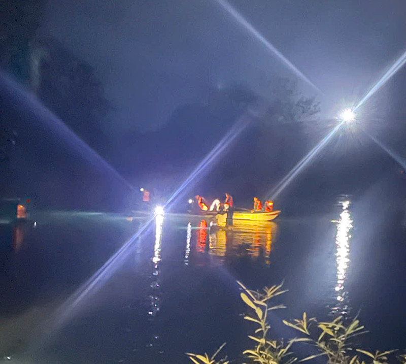 Lực lượng chức năng tìm kiếm 2 mẹ con chị T. Lực lượng chức năng tìm kiếm 2 mẹ con chị T.