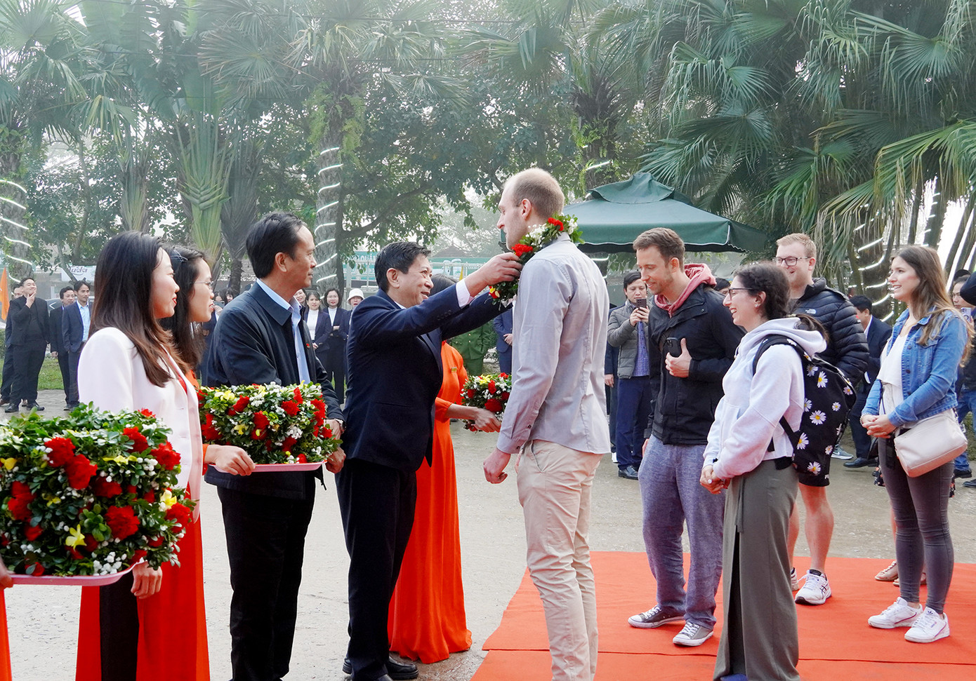 Đón đoàn khách đến "xông đất" Phong Nha - Kẻ Bàng đầu năm.