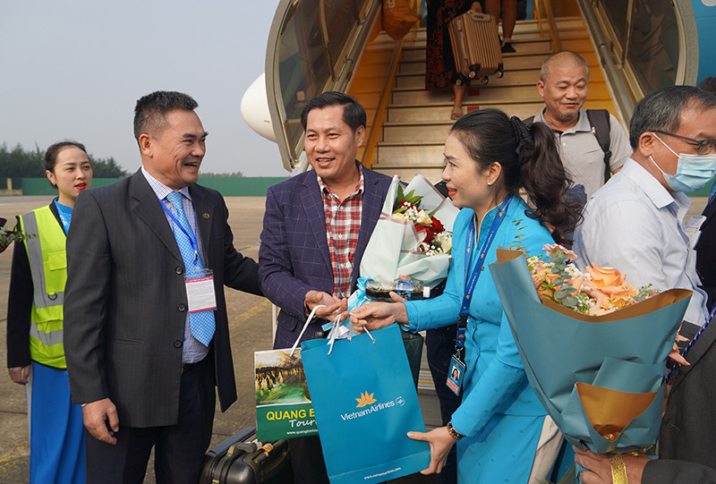 Lãnh đạo ngành du lịch Quảng Bình đón và tặng hoa những vị khách đầu tiên.