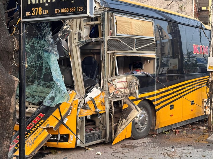 Xe khách hư hỏng nặng, tài xế và 1 hành khách bị thương nặng.