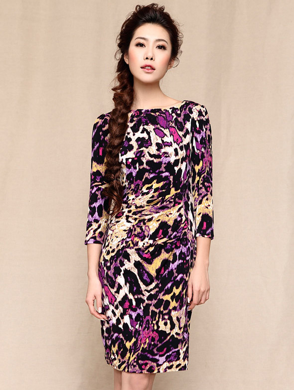 Phong cách họa tiết da báo cách điệu với màu sắc tươi tắn, trẻ trung Hoa văn với tone màu trầm rất "tây" khi kết hợp với điểm nhấn là thắt lưng bản to với cổ áo bằng chất liệu da.