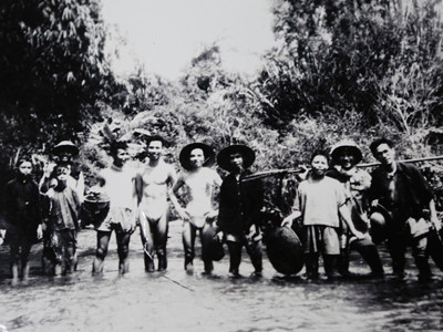 Ảnh các cán bộ báo Tiền Phong và T.Ư Đoàn với thiếu niên địa phương (khoảng năm 1954). Từ phải sang: Nhạc sĩ Phong Nhã, họa sĩ Tôn Đức Lượng (đội mũ), ông Thành (người mặc áo tối màu, đội mũ) - Nhân viên đánh máy cơ quan T.Ư Đoàn vẫn đánh máy bản thảo cho báo Tiền Phong, biên tập viên Lê Quân, liên lạc Mai Văn Hậu, nhân viên Tôn Sơn (đội mũ)