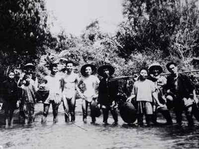 Ảnh các cán bộ báo Tiền Phong và T.Ư Đoàn với thiếu niên địa phương (khoảng năm 1954). Từ phải sang: Nhạc sĩ Phong Nhã, họa sĩ Tôn Đức Lượng (đội mũ), ông Thành (người mặc áo tối màu, đội mũ) - Nhân viên đánh máy cơ quan T.Ư Đoàn vẫn đánh máy bản thảo cho báo Tiền Phong, biên tập viên Lê Quân, liên lạc Mai Văn Hậu, nhân viên Tôn Sơn (đội mũ)