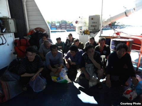 12 ngư dân Trung Quốc bị Philippines bắt giữ. Ảnh: Tubbataha Management Office