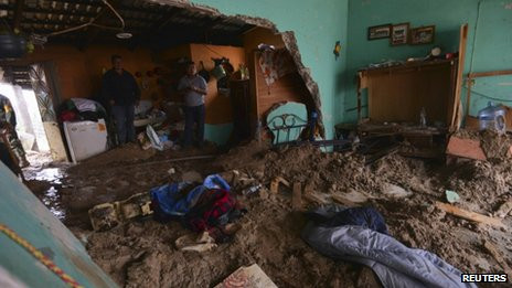 Nhà cửa bị bão Manuel và Ingrid tàn phá nặng nề