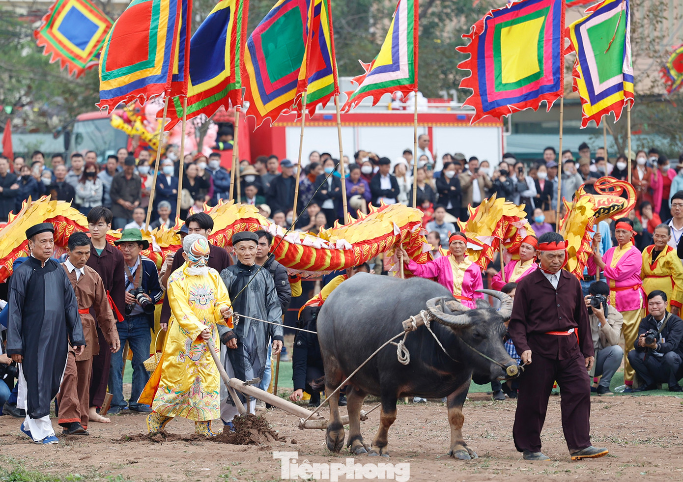 Nghi lễ cày tịch điền đã tái hiện hình ảnh vua Lê Đại Hành bước lên lễ đài khấn cáo vua Lê và Thần nông, sau đó lão nông này đội mũ cửu long, mặc áo hoàng bào xuống ruộng đi cày, theo sau vua là đoàn gieo hạt giống bao gồm đỗ xanh, lạc và thóc. Sau khi vua cày xong, các vị lãnh đạo địa phương và các lão nông xuống cày.