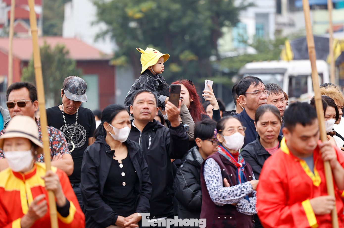 Rất đông người dân từ khắp nơi đổ về xem lễ hội.