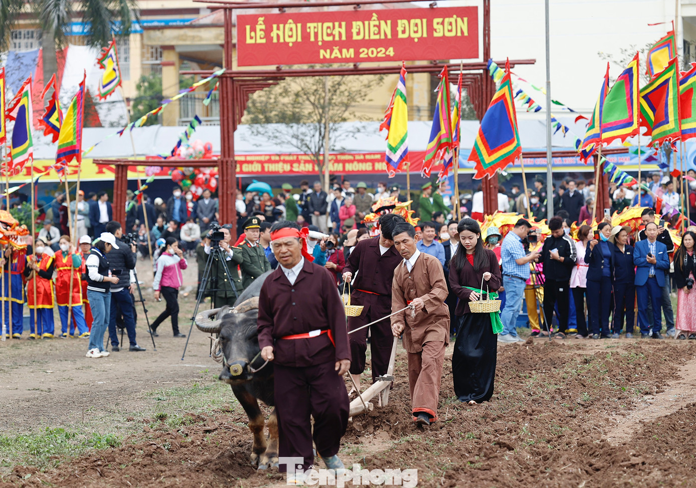 Sau đường cày của vua, đại diện lãnh đạo tỉnh Hà Nam thực hiện những đường cày đầu Xuân cầu cho một mùa màng bội thu.