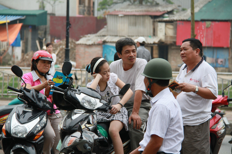 Một em bé cũng theo bố đến đón thí sinh dự thi. Ảnh: Trường Phong