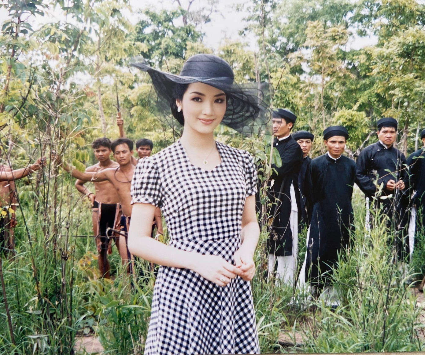 Trong phim ngoài những bộ áo dài, Giáng My cũng diện những trang phục tân thời rất sành điệu mà cho đến tận bây giờ vẫn không bị lỗi mốt.