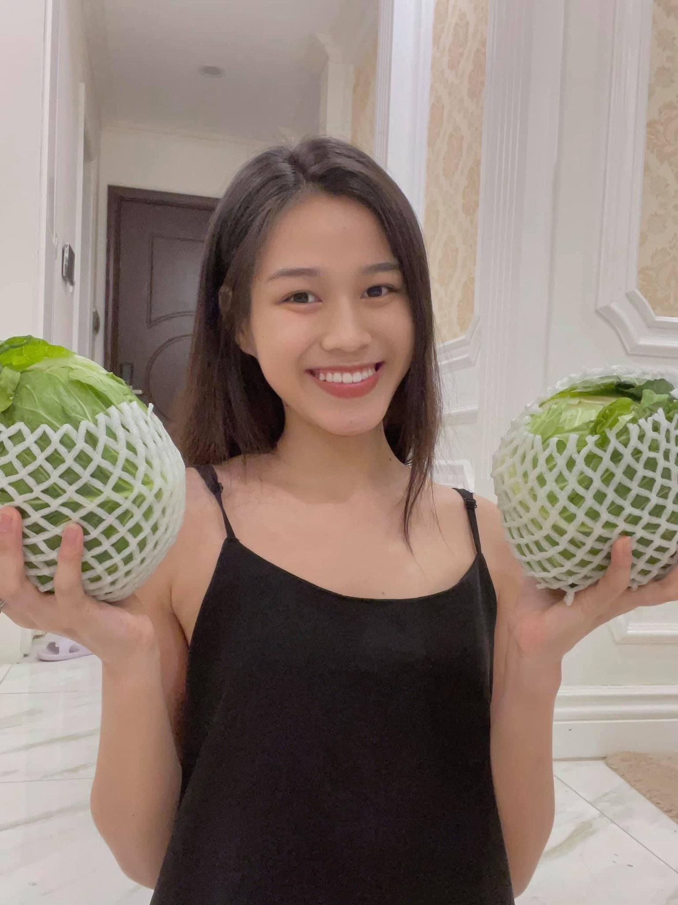 Hoa hậu Việt Nam 2020 cảm động trước sự quan tâm của bố mẹ cho con gái trong mùa dịch.