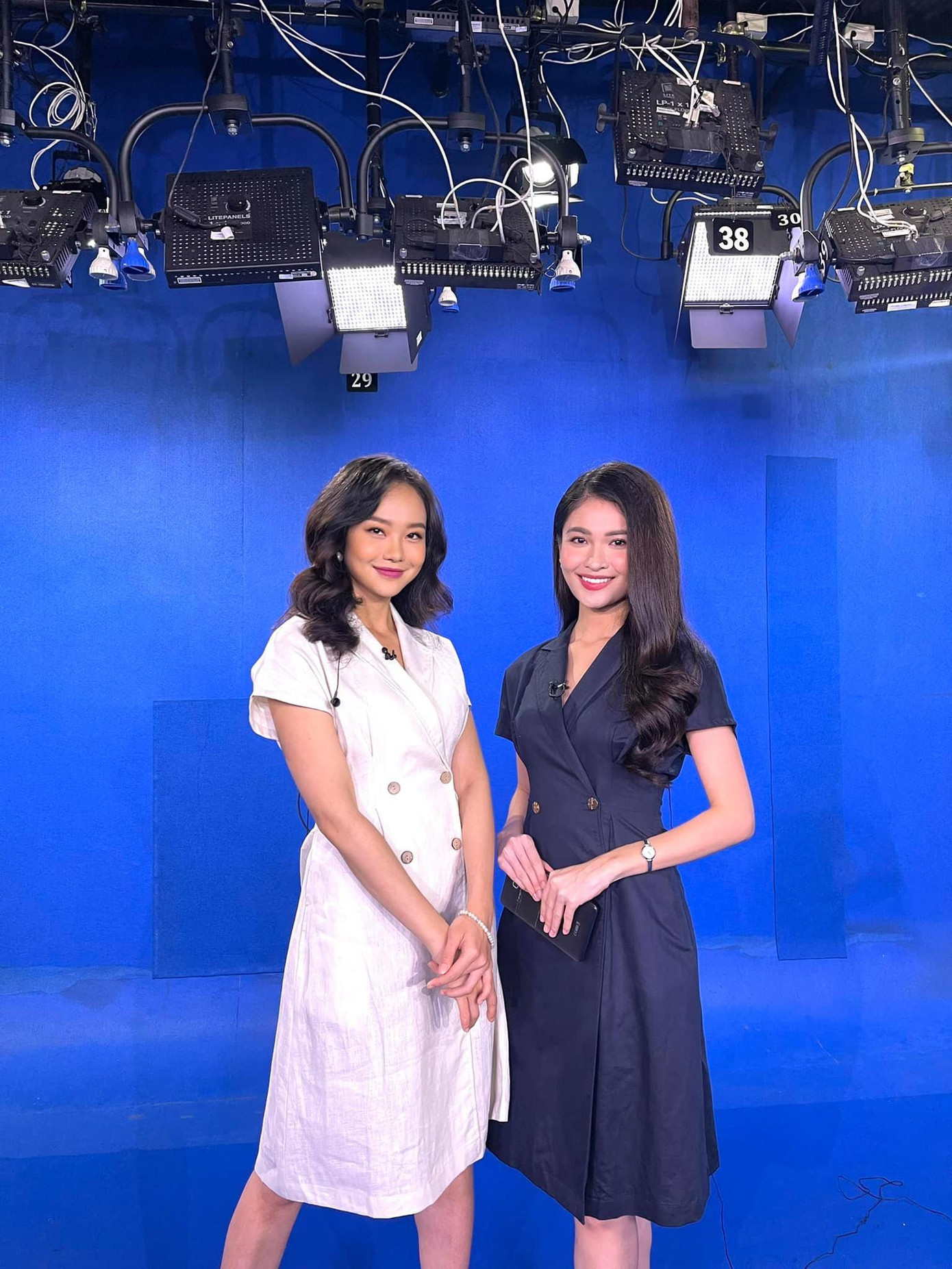 Á hậu Thuỳ Dung hội ngộ người mẫu Kiều Ngân trên trường quay của HTV.