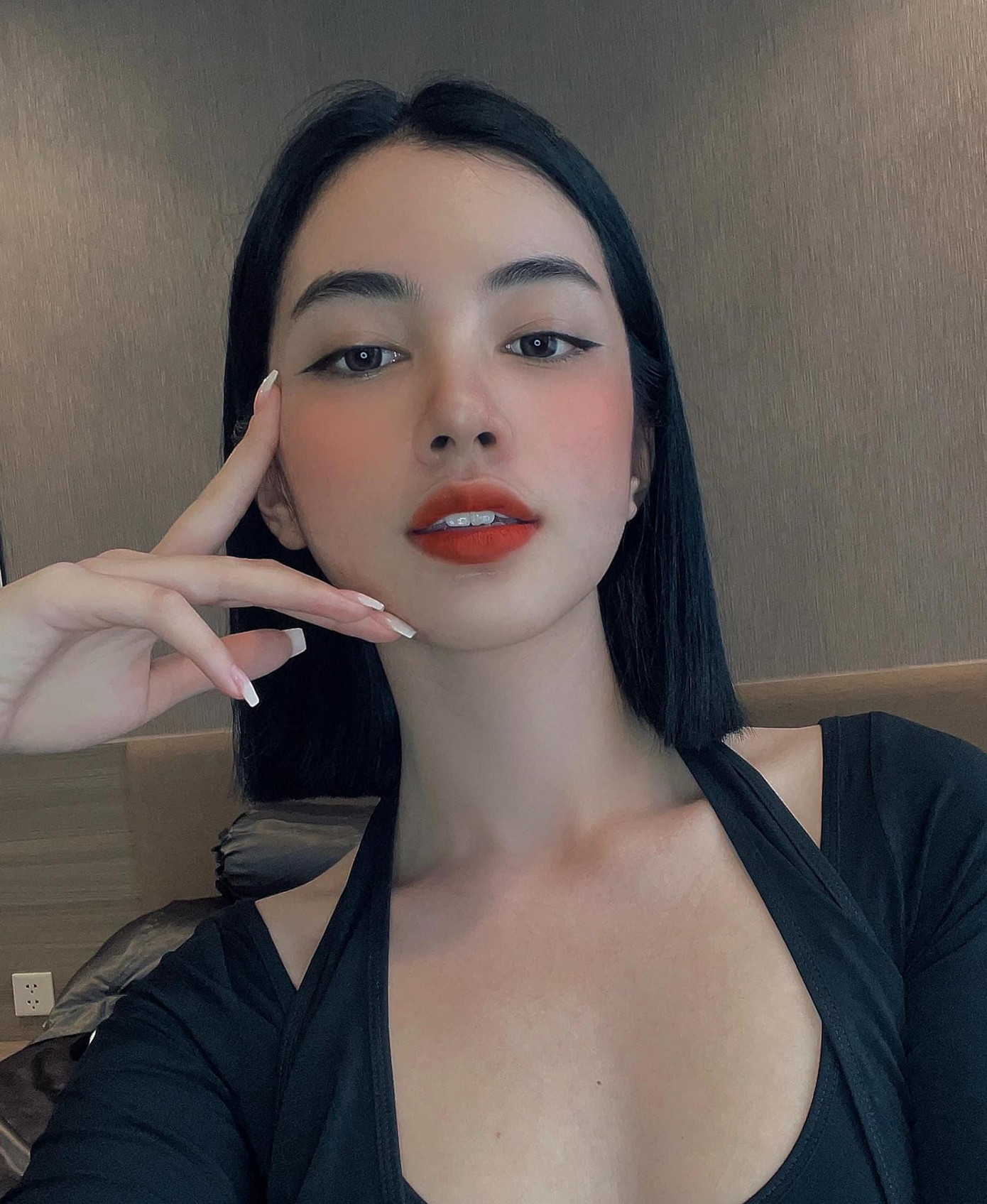 Người đẹp Cẩm Đan diện váy khoét vòng một táo bạo.