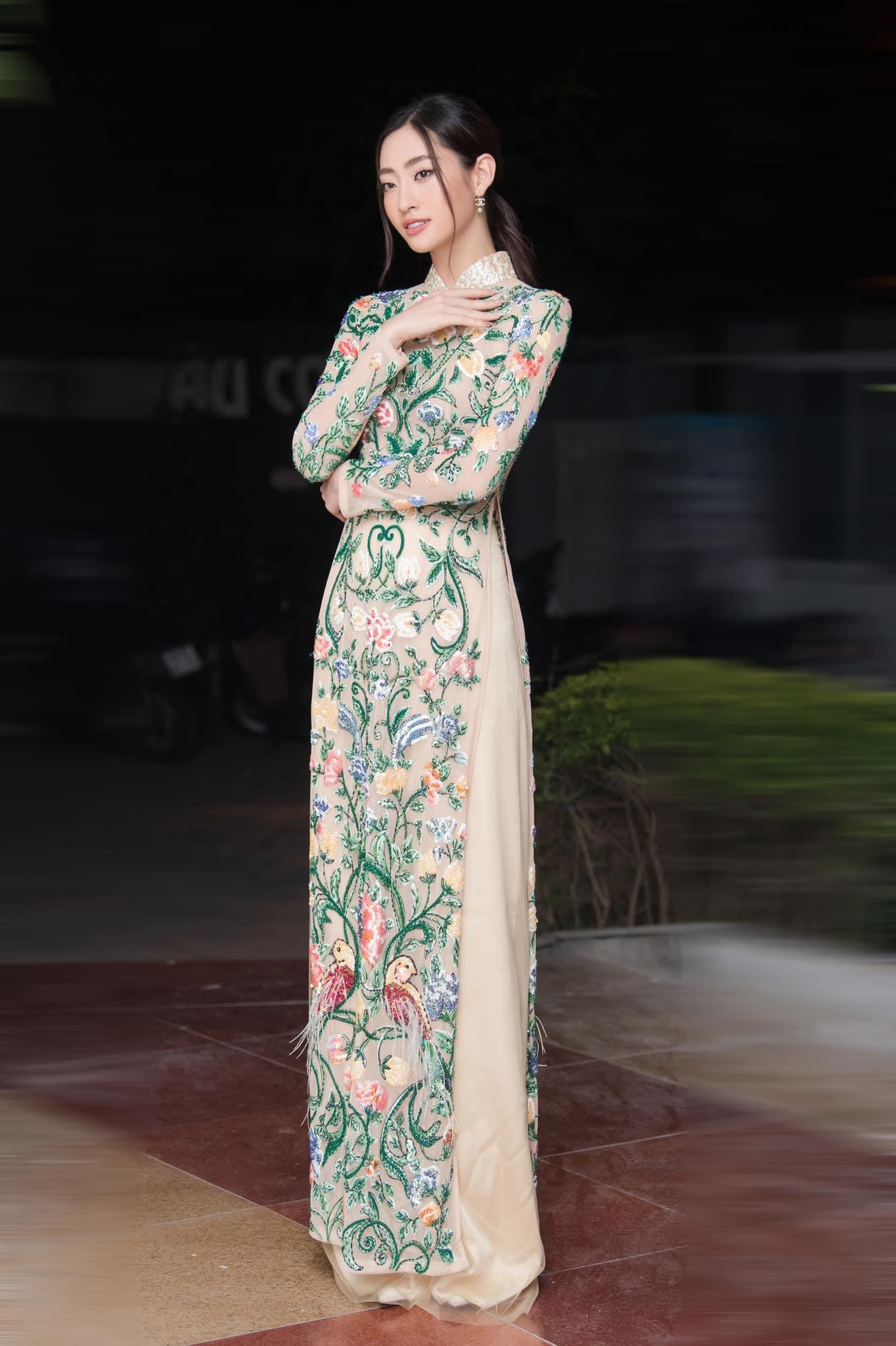 Miss World Vietnam 2019 khiến fans ngưỡng mộ với vẻ đẹp khí chất ngời ngời khi diện áo dài.