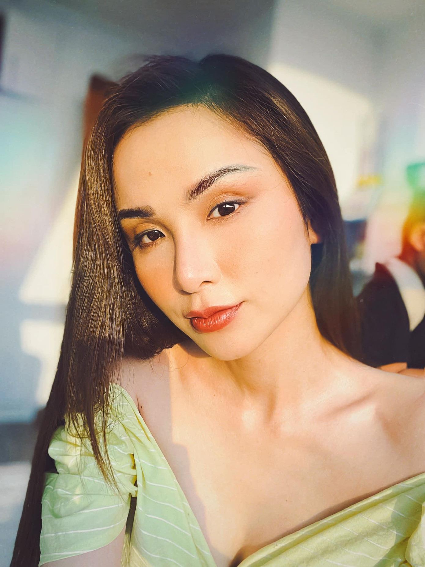 Hoa hậu Diễm Hương diện váy trễ nải vòng một nóng bỏng.