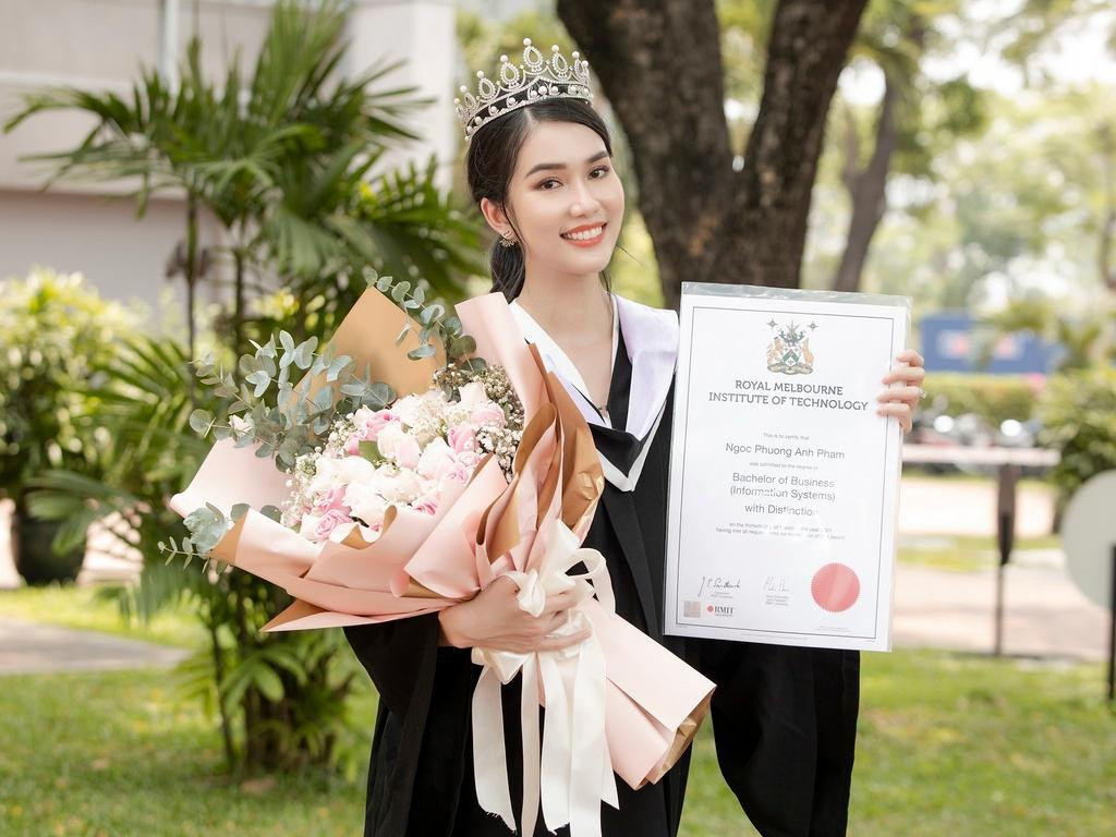 Ngoài nhan sắc xinh đẹp, quyến rũ, điểm mạnh của Phương Anh chính là trình độ học vấn nổi trội. Tháng 3 vừa qua, Phương Anh đã chính thức tốt nghiệp trường Đại học RMIT. Đáng nói, cô chính là thủ khoa ngành Hệ thống quản lí thông tin (Business Information Systems) với số điểm 3.5/4.