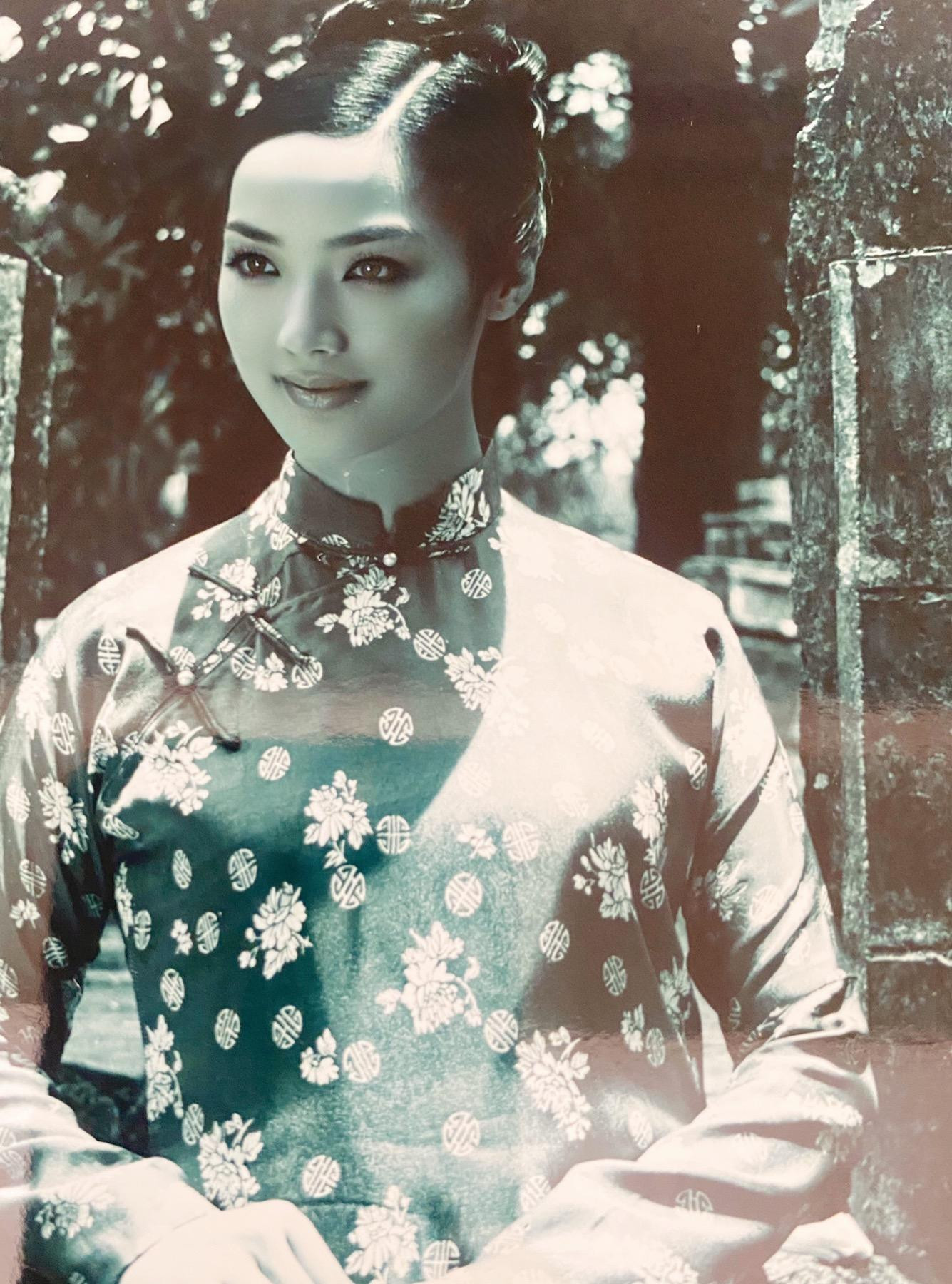 Mới đây trên trang cá nhân, Hoa hậu Đền Hùng Giáng My chia sẻ bộ ảnh khi cô tham gia đóng phim "Ngọn nến hoàng cung" tại Buôn Mê Thuột vào năm 2000, thu hút sự chú ý của khán giả.