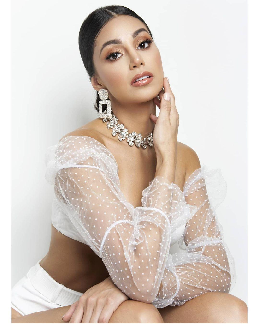 Andrea còn có bằng đại học về ngôn ngữ học và y tế - chuyên ngành chăm sóc trẻ sơ sinh.