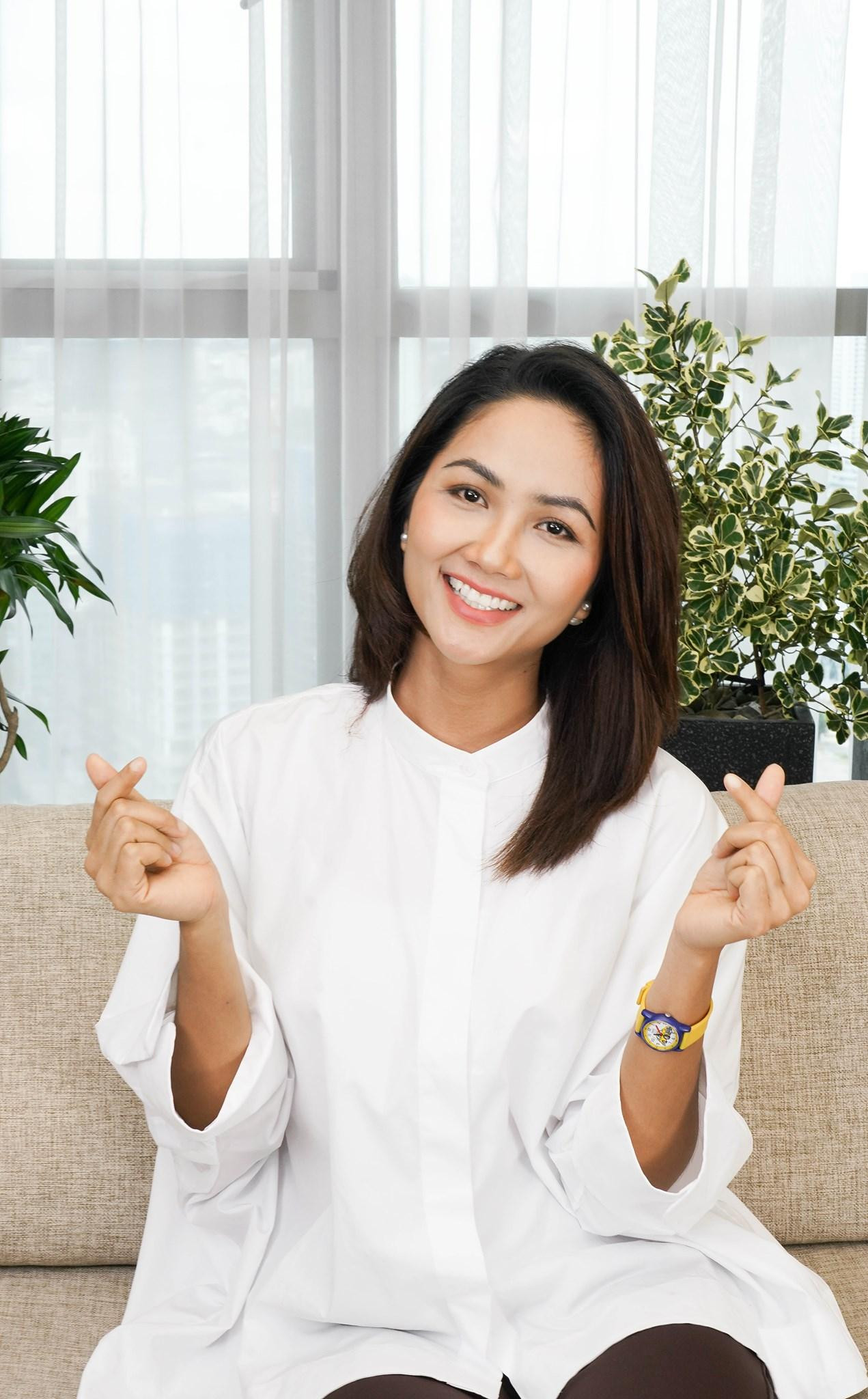 Hoa hậu H'Hen Niê nền nã, thanh lịch với áo sơ-mi trắng dáng oversize kín đáo.