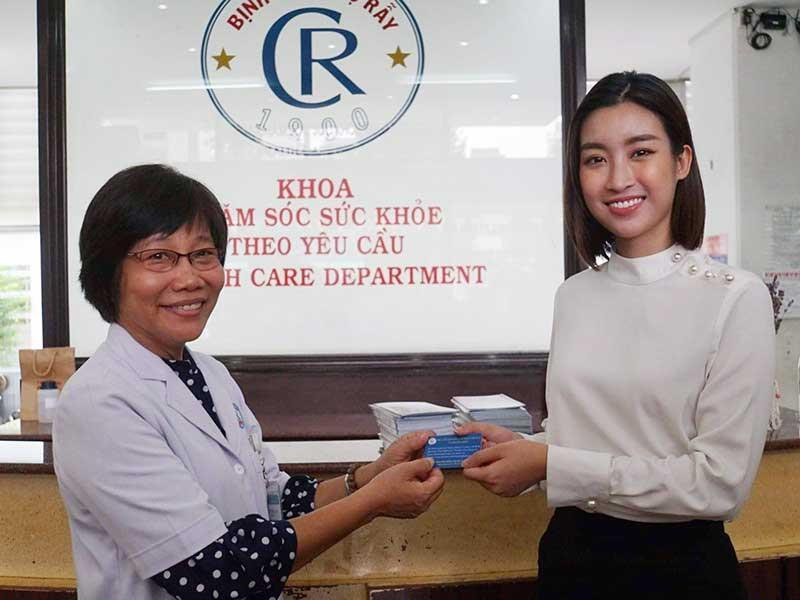 “Mỗi chúng ta khi sinh ra, có được hình hài này là nhờ công ơn của cha mẹ. Linh biết ơn điều ấy và luôn trân quý bản thân mình. Hôm nay, Linh đã có một quyết định quan trọng: đăng ký hiến tạng tại bệnh viện Chợ Rẫy. Và trong quyết định này của Linh, Linh nhận được sự đồng hành và ủng hộ từ mẹ. Người đã cho Linh hình hài, cho Linh cuộc sống này cũng đã ký vào giấy hiến tạng thì không có lý do gì để Linh ngần ngại với quyết định của mình. Cảm ơn mẹ đã hiểu và luôn cho Linh nguồn động lực trong mỗi hoạt động ý nghĩa và những quyết định quan trọng&quot; - Đỗ Mỹ Linh chia sẻ.