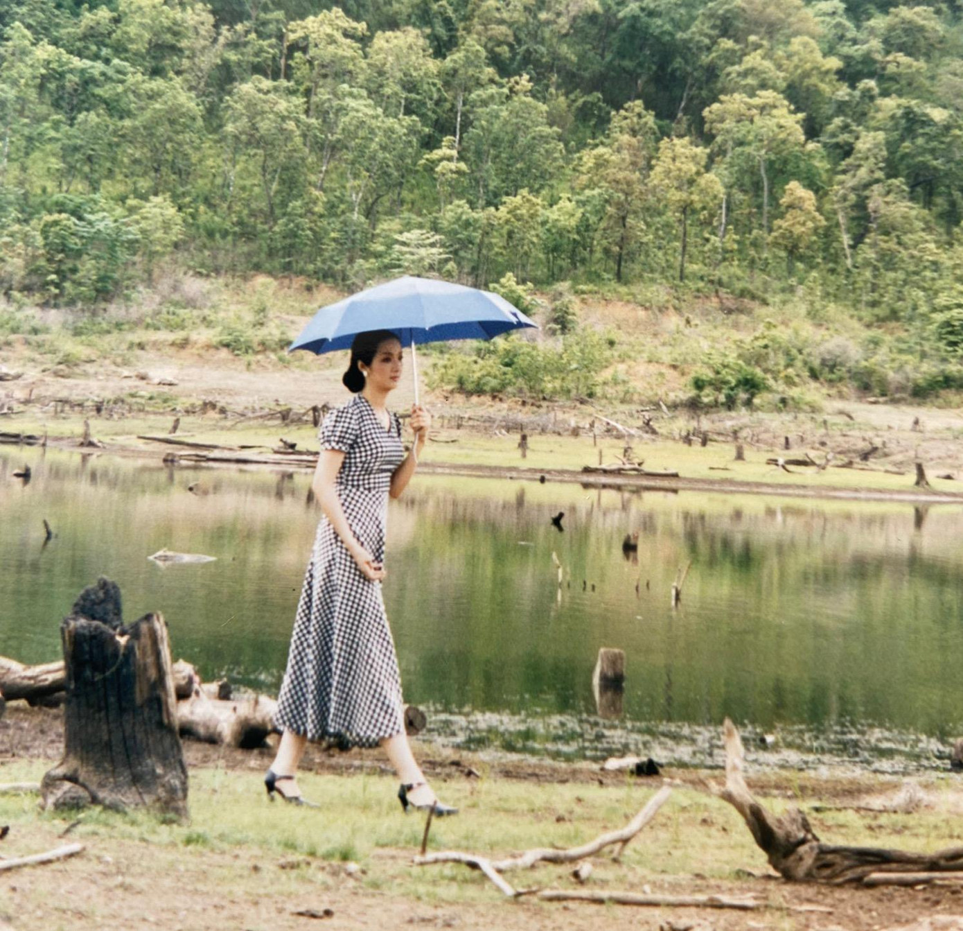 Bối cảnh của những cảnh quay diễn ra ở Bản Đôn với phong cảnh thiên nhiên hoang dã vô cùng hùng vĩ.