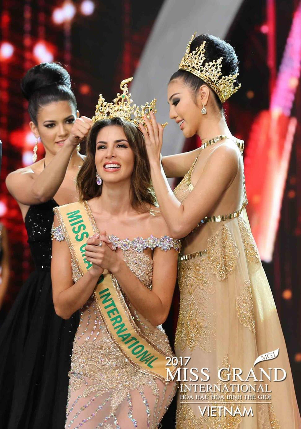 Tại cuộc thi Miss Grand 2017 tổ chức ở Việt Nam, mỹ nhân Peru Maria Jose Lora đã xuất sắc đăng quang ngôi vị cao nhất trong đêm chung kết tại Phú Quốc. Người đẹp khi đó 27 tuổi, sở hữu chiều cao ấn tượng 1m80 và body 'cực phẩm' vô cùng quyến rũ.