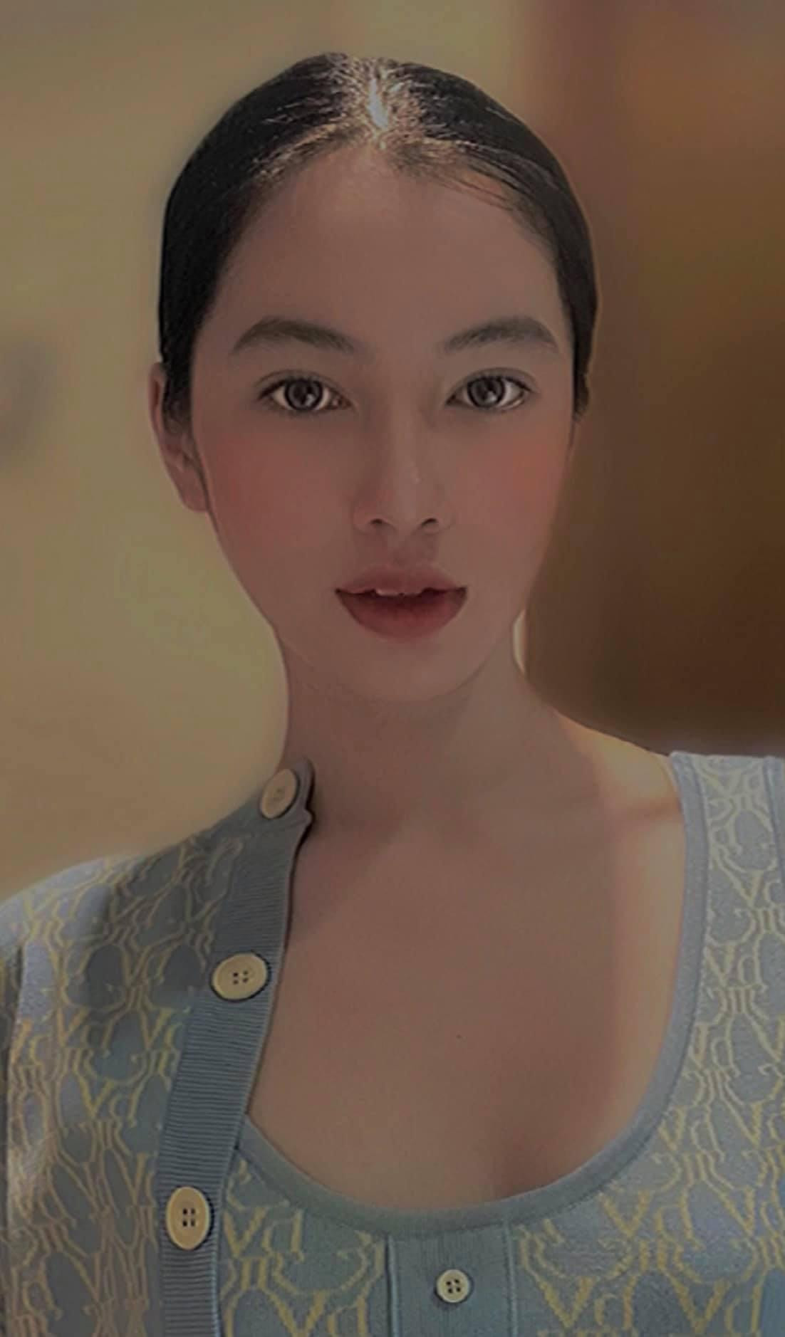 Người đẹp Cẩm Đan khoe nhan sắc xinh đẹp, dịu dàng khi ở nhà giãn cách.