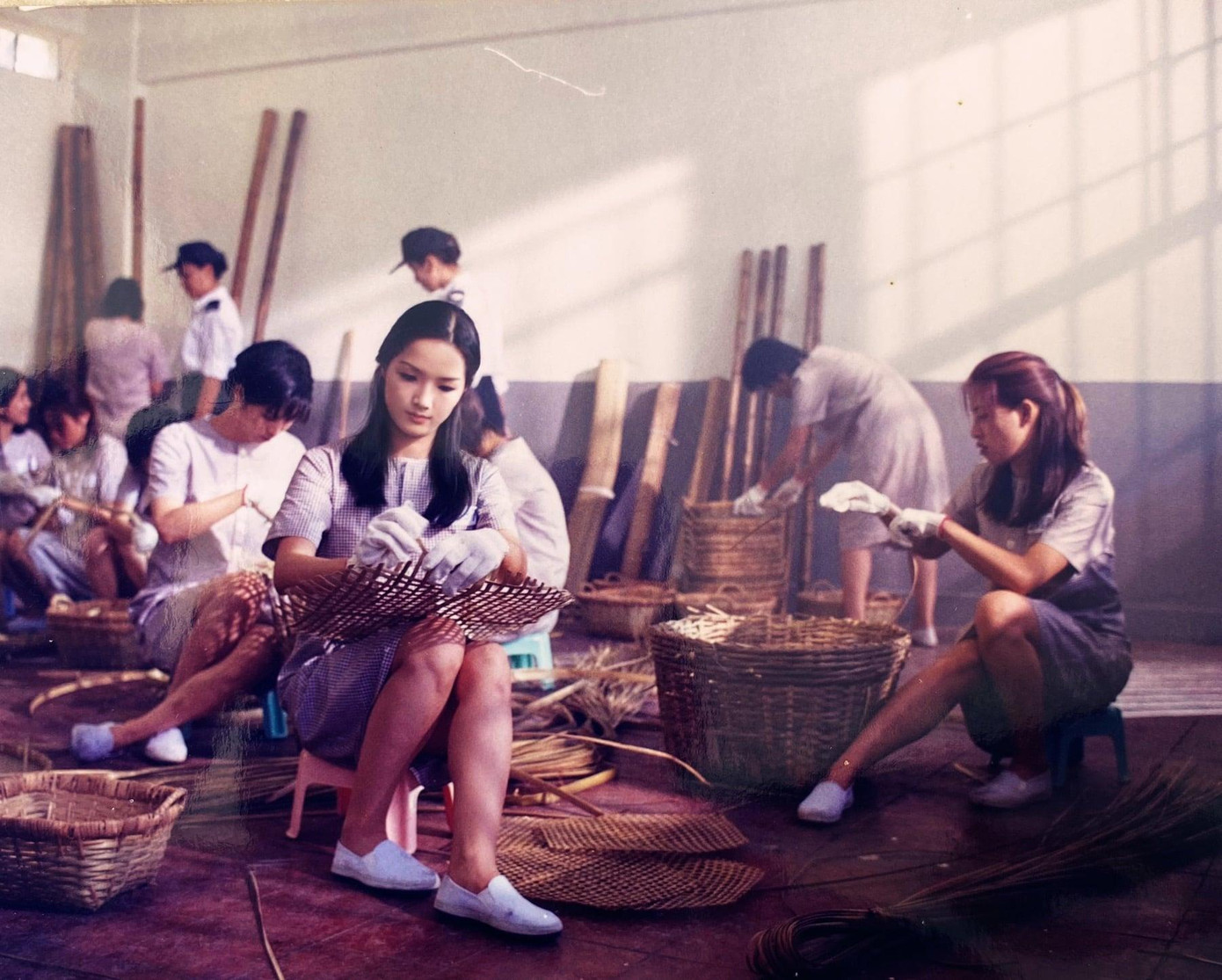 Đóng cùng Giáng My trong phim này là những minh tinh hàng đầu Hồng Kông lúc bấy giờ như 'quả bom gợi cảm' Mạch Gia Kỳ (ngoài cùng bên phải). Mạch Gia Kỳ sinh năm 1975, khi đó đang là một 'biểu tượng gợi cảm' đình đám của màn ảnh Hồng Kông. Trước đó cô từng là ngôi sao phim cấp 3 vào những năm 90. Hồi năm 17 tuổi, Mạch Gia Kỳ tham gia cuộc thi Miss Hong Kong nhưng bị loại giữa chừng vì bị lộ ảnh nude. Sau này Mạch Gia Kỳ ghi dấu ấn trên màn ảnh qua những bộ phim như Lộc đỉnh ký (2000), Bao Thanh Thiên (1994), Càn Long đại đế (1998), Thiện nữ u hồ (2003), Ngân ngư truyền thuyết, Phú quý nhân gian, Tuyệt sắc thần thâu..