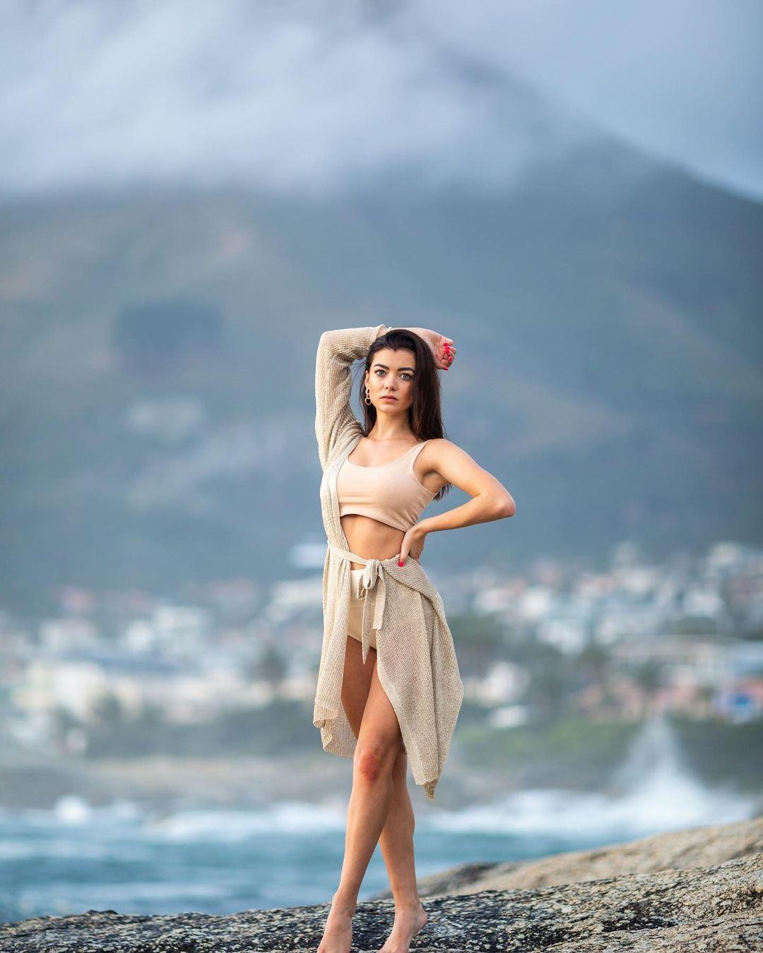 Tại quê nhà Nam Phi, Jeanè Van Dam còn là một người mẫu kiêm vũ công.