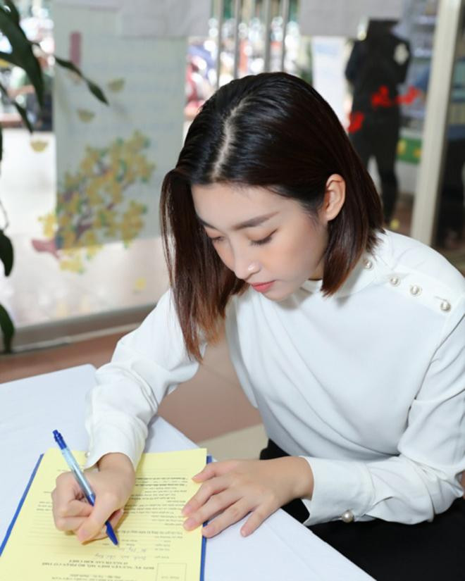 Đỗ Mỹ Linh chia sẻ cô quyết tâm đăng ký hiến tạng sau khi biết được câu chuyện của bé Hải An (7 tuổi) ở Hà Nội đã hiến giác mạc sau khi qua đời vì căn bệnh ung thư. Người đẹp mong muốn việc làm của cô sẽ lan toả đến nhiều người.