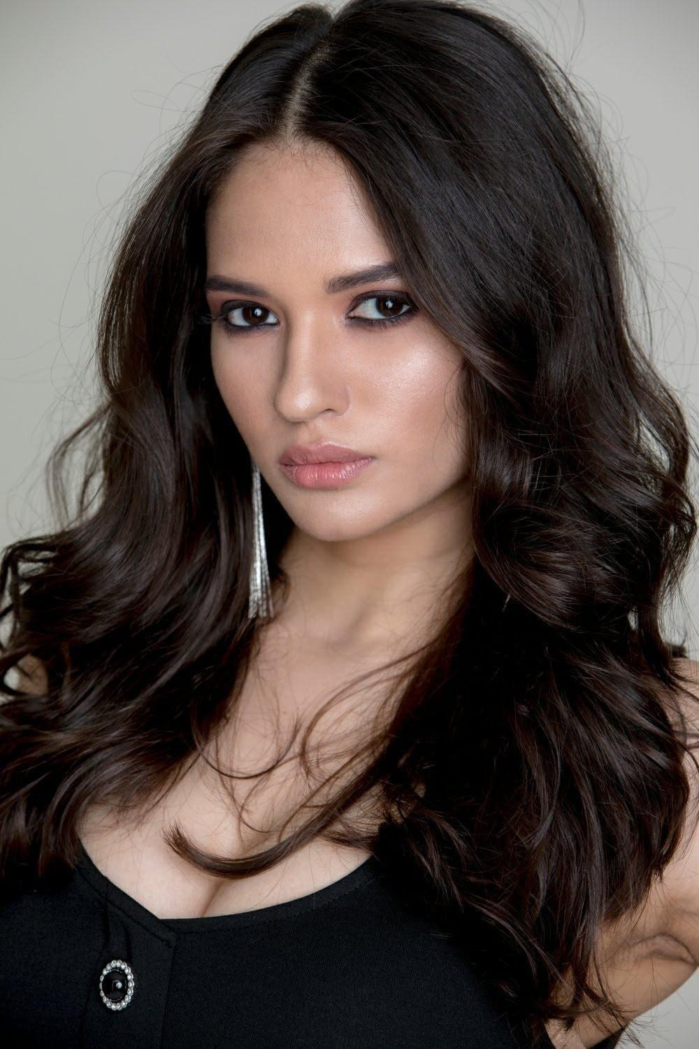 Tại quê nhà, Manika Sheokand là một người mẫu chuyên nghiệp và cô có nhiều lợi thế cũng như kinh nghiệm trình diễn trên sân khấu.