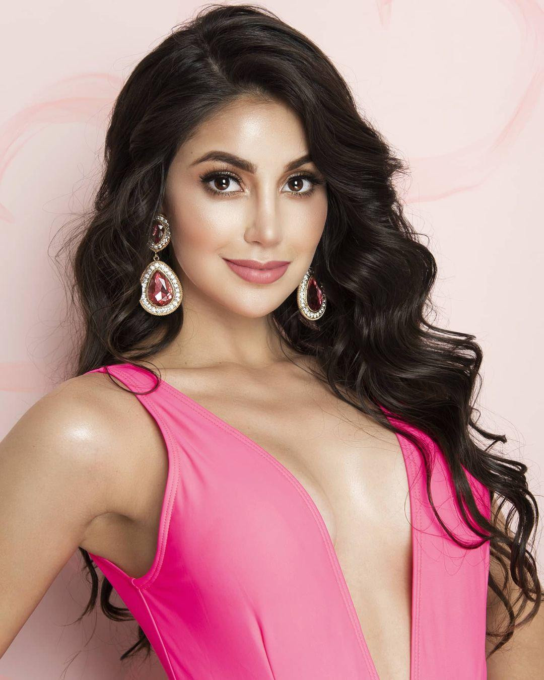 Andrea Aguilera sẽ giành quyền đại diện cho Colombia tại cuộc thi Miss World 2021 diễn ra ở Puerto Rico vào cuối năm nay và được đánh giá là một đối thủ vô cùng đáng gờm của Hoa hậu Đỗ Thị Hà bởi nhan sắc xinh đẹp không tì vết.