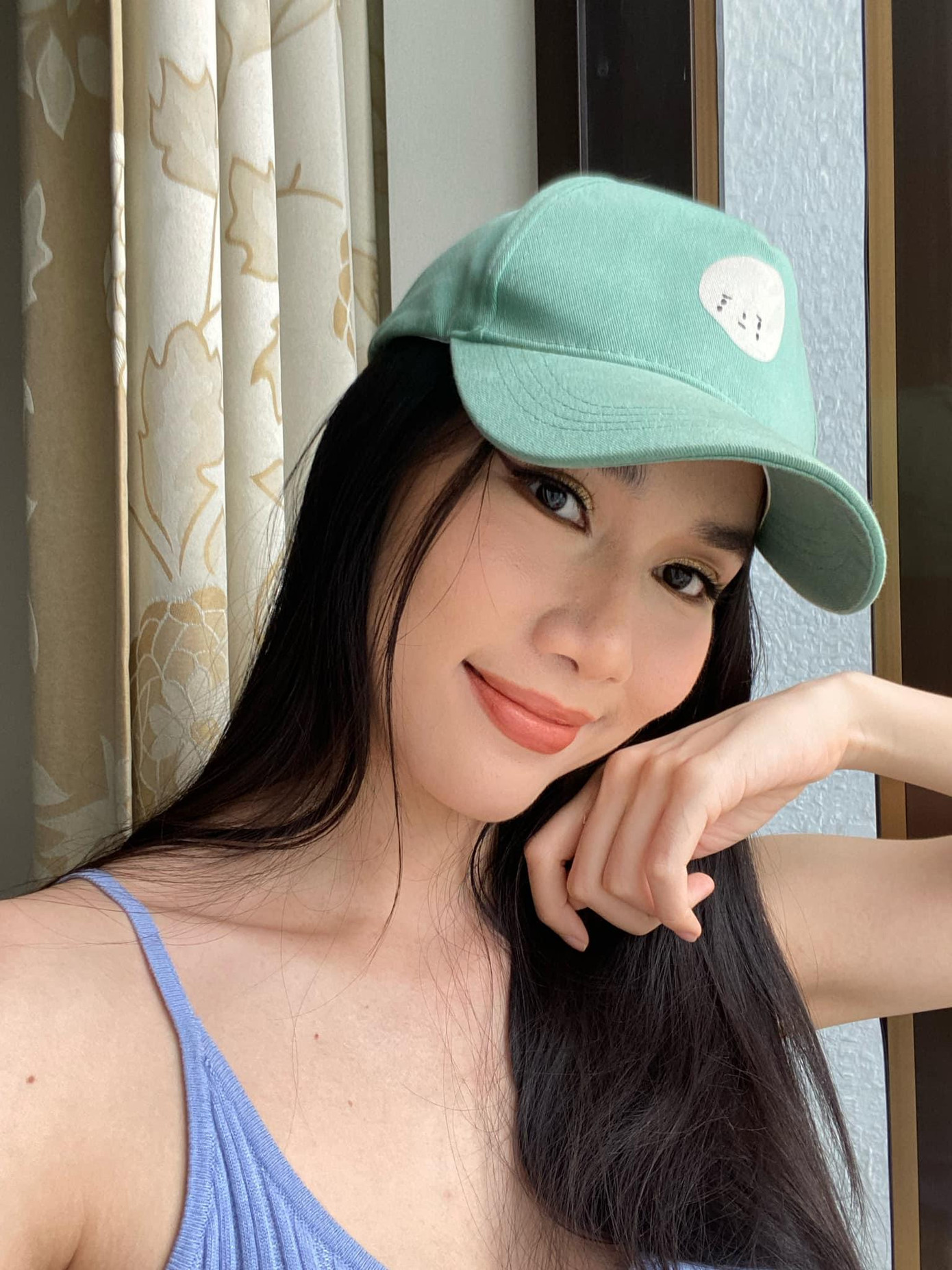 Ở nhà tránh dịch, Á hậu Phương Anh vẫn gây thương nhớ với nhan sắc xinh đẹp, quyến rũ dù chỉ diện áo ba lỗ giản dị.