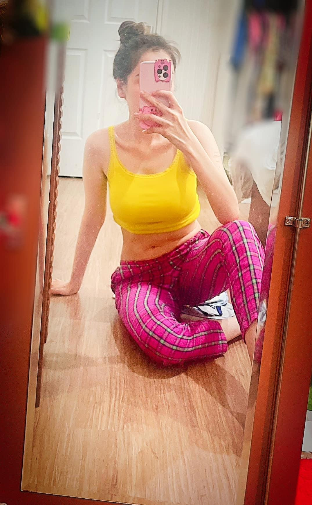 Hoa hậu Diễm Hương mặc crop-top khoe eo thon quyến rũ khi ở nhà tránh dịch.