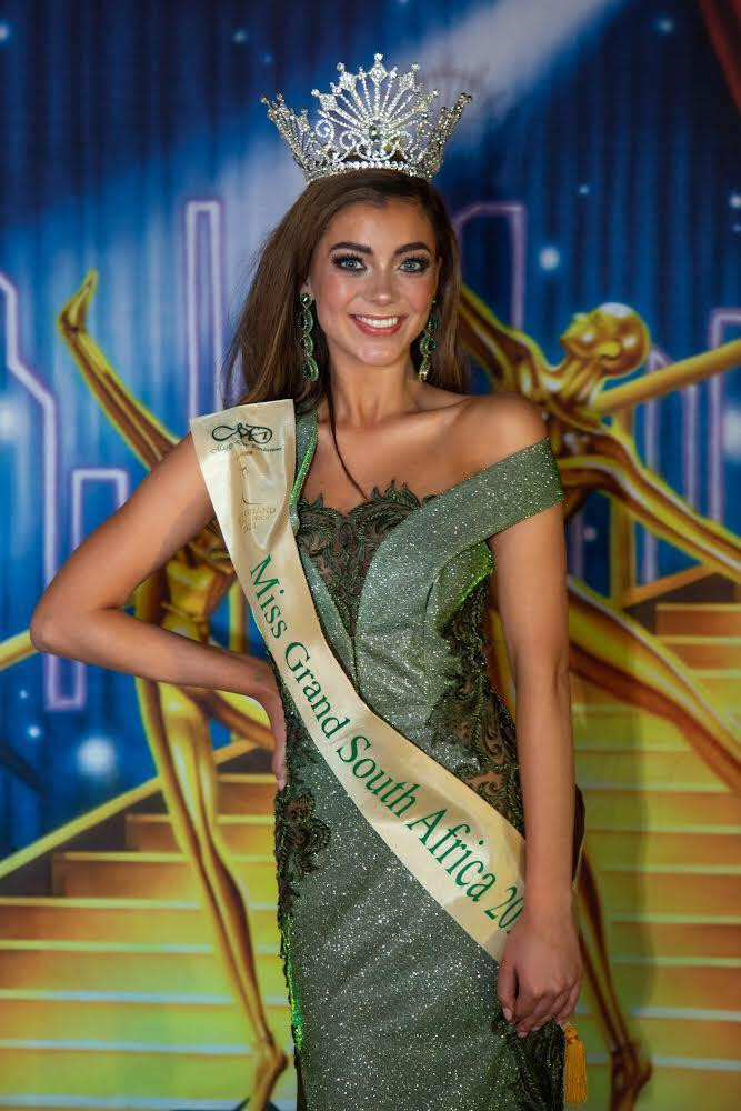 Mới đây, người đẹp Jeanè Van Dam đã đăng quang ngôi vị cao nhất trong đêm chung kết Miss Grand Nam Phi 2021.