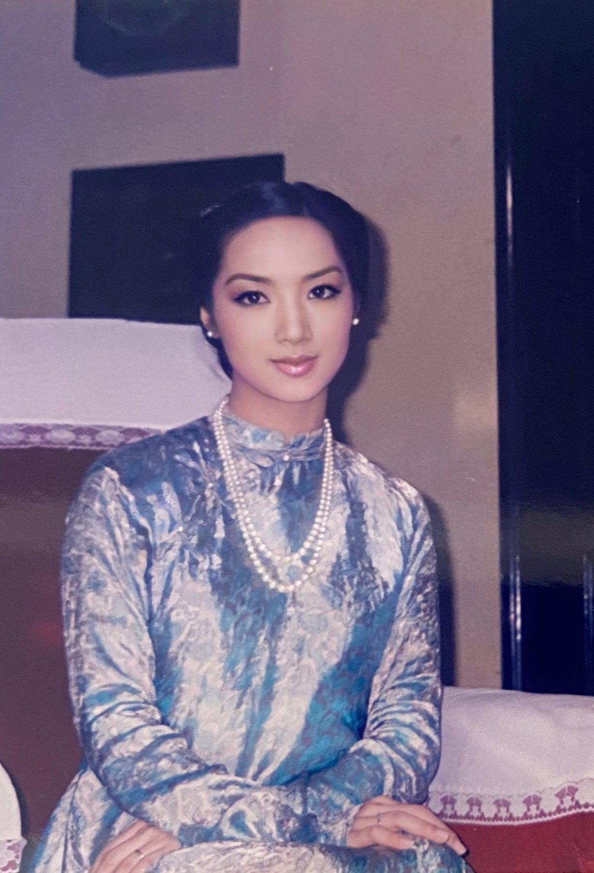 Hoa hậu Giáng My khoe vẻ đẹp 'chim sa cá lặn' trên trường quay bộ phim "Ngọn nến hàng cung" những năm 2000.