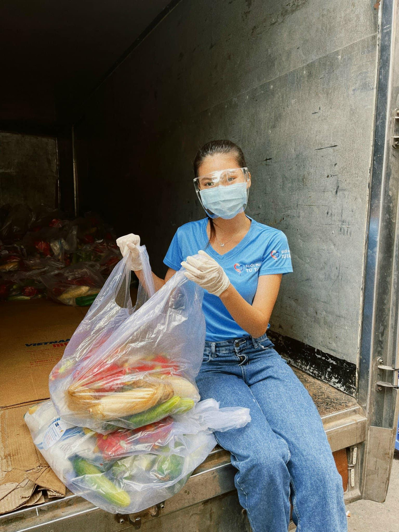 Á hậu Ngọc Thảo làm tình nguyện viên tiếp tế lương thực cho người nghèo tại TP. HCM.