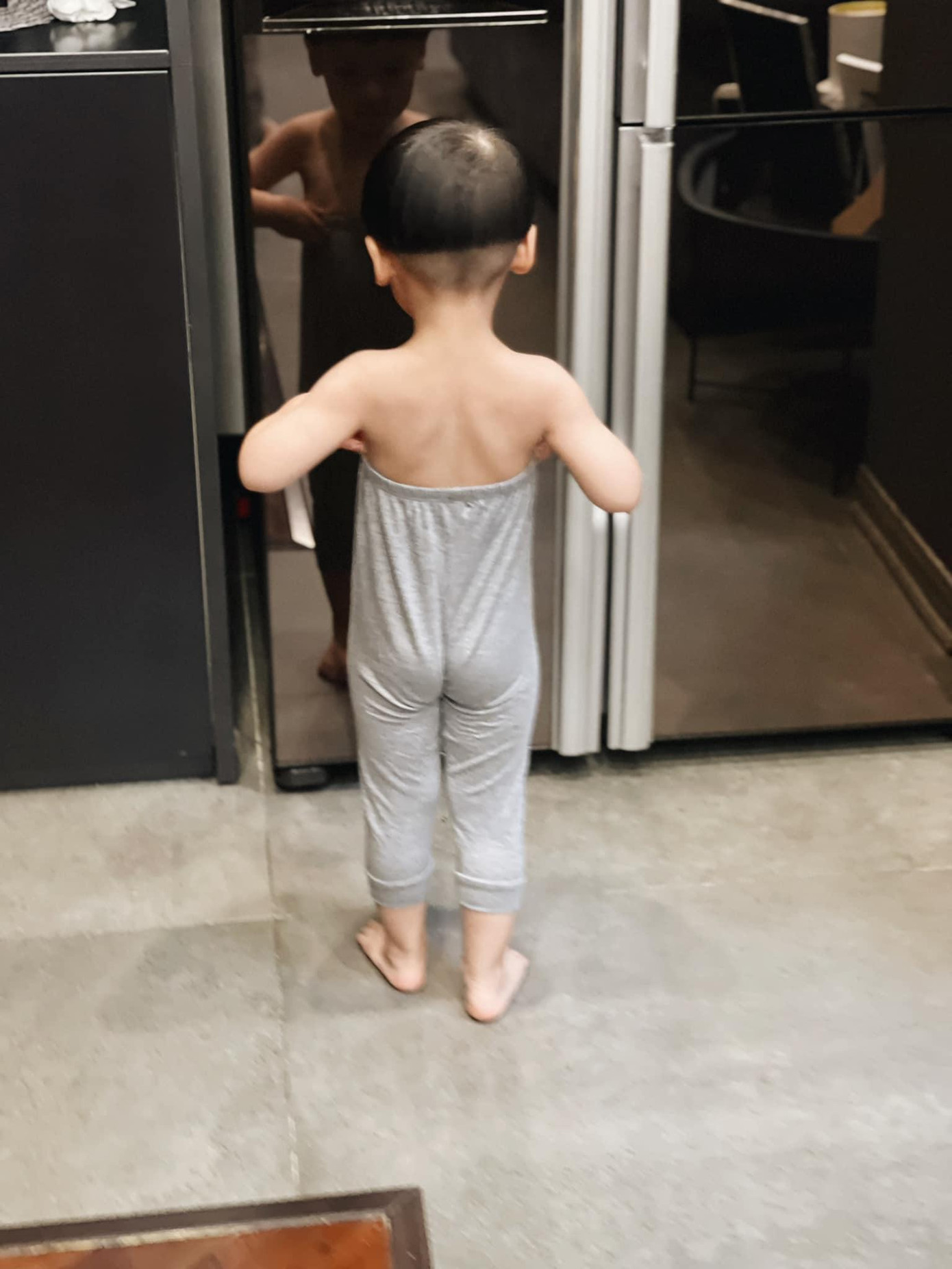 Trên trang cá nhân, Á hậu Tú Anh thường xuyên khoe những khoảnh khắc nghịch ngợm cực kỳ đáng yêu của cậu quý tử khiến các fans thích thú.