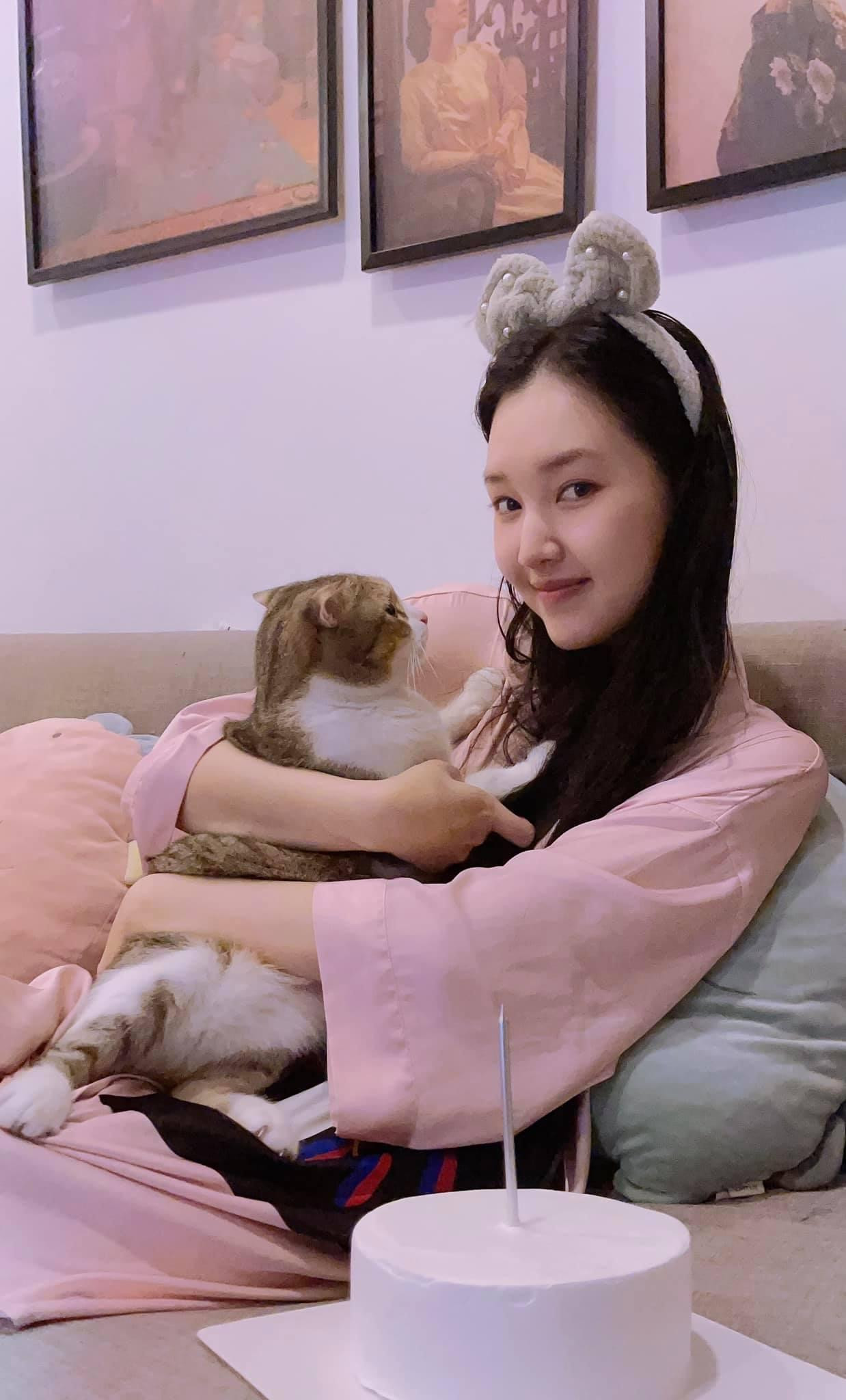 "Nàng thơ xứ Huế" Ngọc Trân khoe ảnh đáng yêu bên chú cún cưng khi ở nhà giãn cách.