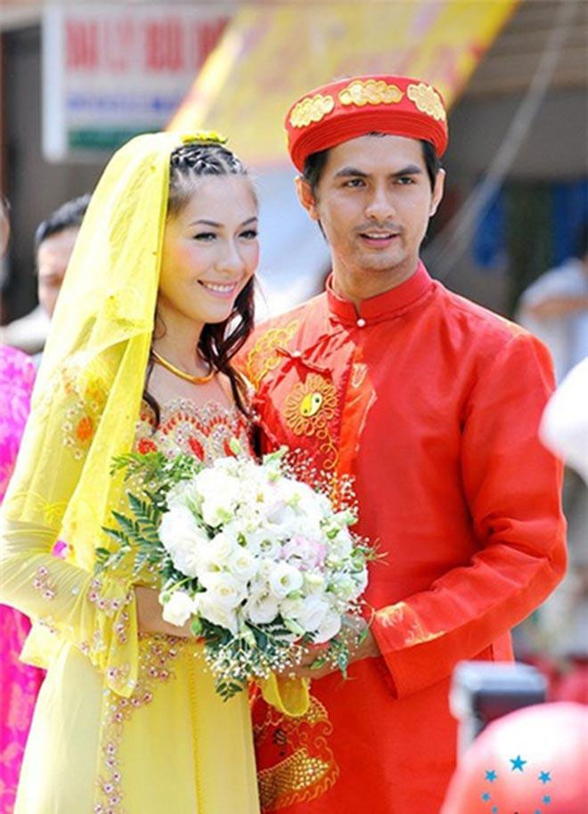 Sau 3 năm yêu nhau, siêu mẫu Đức Tiến và người đẹp Bình Phương chính thức nên duyên vợ chồng vào cuối năm 2010. Sau khi kết hôn, Bình Phương phải hoàn thành khóa học về chuyên ngành Y ở Mỹ còn Đức Tiến tiếp tục hoạt động nghệ thuật ở Việt Nam. Tuy nhiên những năm gần đây, Đức Tiến đã sang Mỹ để đoàn tụ cùng với vợ.