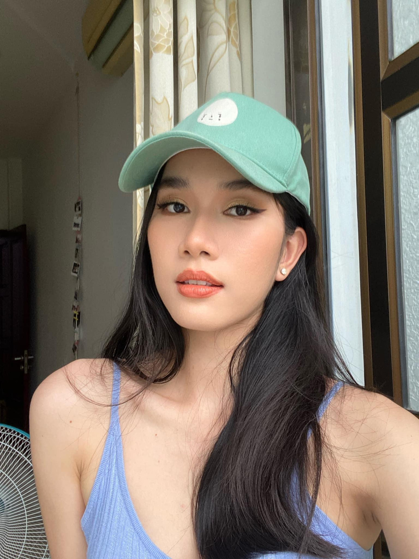 Á hậu Việt Nam 2020 cũng trổ tài tự make-up cực kỳ chuyên nghiệp khiến các fans trầm trồ.