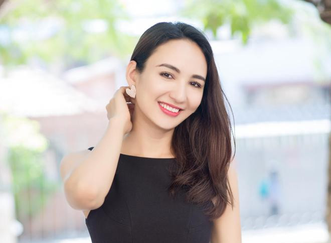 Cô chia sẻ lời bài hát &apos;Sống như những đoá hoa&apos; thay cho tâm tư mà mình muốn nhắn gửi: &quot;Và tôi sống như đóa hoa này. Tỏa ngát hương thơm cho đời. Sống với nỗi khát khao rằng được hiến dâng cho cuộc đời”.