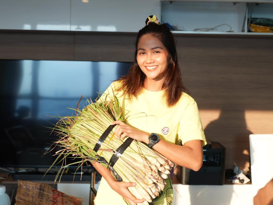 Hoa hậu H'Hen Niê hào hứng vì nhận được rau củ từ quê gửi lên.