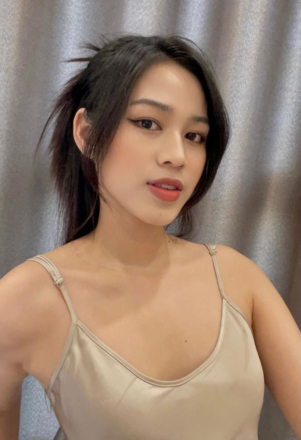 Hoa hậu Đỗ Thị Hà xinh đẹp với áo hai dây đơn giản.