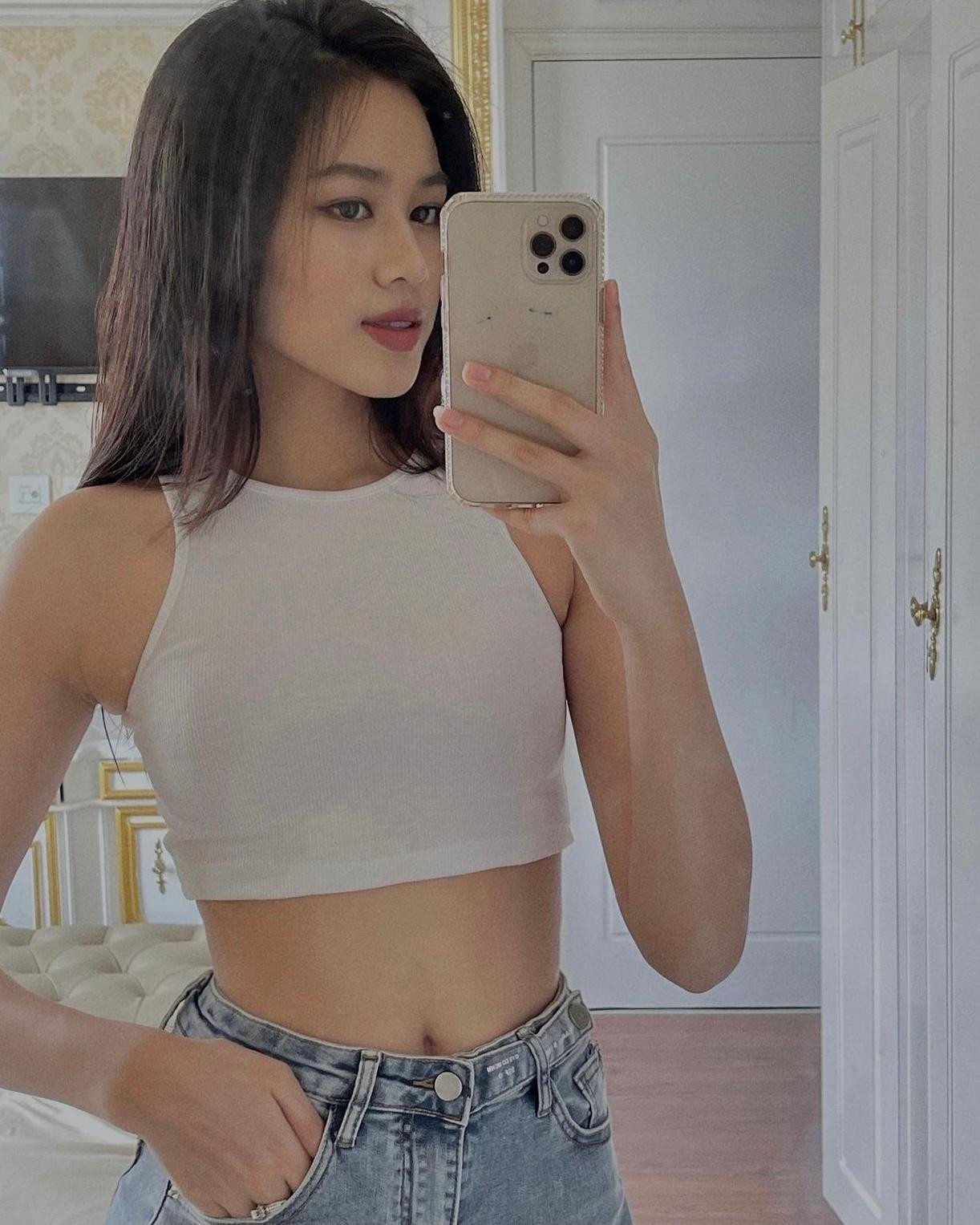 Ở nhà tránh dịch, Hoa hậu Đỗ Thị Hà mặc áo crop-top khoe vòng eo 'con kiến' nóng bỏng khiến các fans ngưỡng mộ.